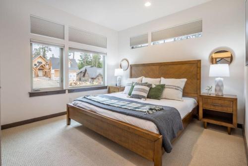 una camera con un grande letto e due finestre di Suncadia 5 Bdrm Home with Secret Bunk Room and Hot Tub Fun for the Kids a Cle Elum