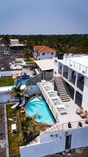 an aerial view of a hotel with a swimming pool at Pacífico Cielo Eco Hotel in Atitancito