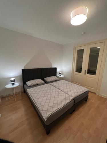 1 dormitorio con 1 cama, 2 mesas y 1 lámpara en Schöne 2 Zimmer Wohnung in Lübeck en Lübeck