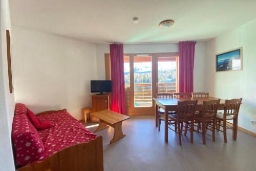 un salon avec un canapé et une table dans l'établissement Apartment with balcony and superb view, à Saint-Étienne-en-Dévoluy