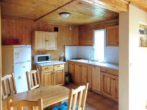 Кухня или кухненски бокс в Holzhütte in einer Anlage mit weitläufigem Gartengrundstück am Wald in Seenähe