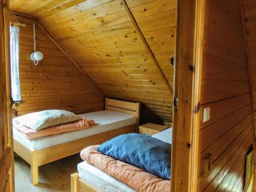 Voodi või voodid majutusasutuse Holzhütte in einer Anlage mit weitläufigem Gartengrundstück am Wald in Seenähe toas