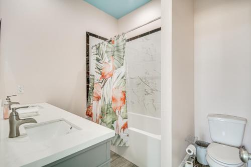 ein Bad mit einem Waschbecken und einem Duschvorhang in der Unterkunft Long Beach Home with Views and On-Site Beach Access! in Long Beach
