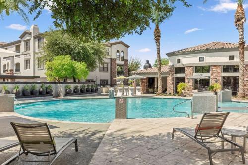 Πισίνα στο ή κοντά στο CozySuites Glendale by the stadium with pool 15