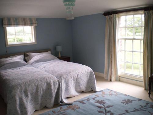 1 dormitorio con 2 camas y 2 ventanas en Ferienhaus für 3 Personen 1 Kind ca 80 qm in Quatford, England West Midlands en Quatford