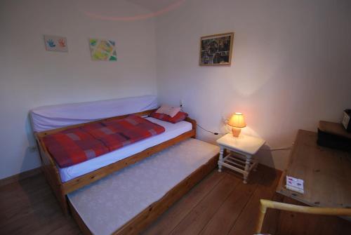 ein Schlafzimmer mit einem Bett und einem Tisch mit einer Lampe in der Unterkunft Villa Vista Segaria in El Verger