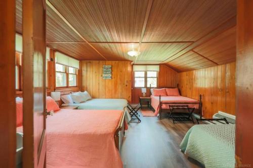 um quarto com duas camas e um sofá em Waterfront Cottages in Lexington Vacation Homes em Lexington