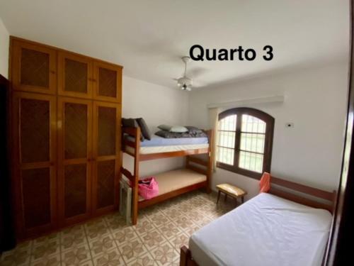 une chambre avec deux lits superposés et une fenêtre dans l'établissement LOURENCO & ELISABETHY, à Guarujá