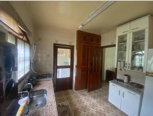 une cuisine avec un évier et un plan de travail dans l'établissement LOURENCO & ELISABETHY, à Guarujá