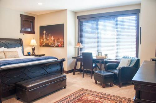 una camera da letto con un letto, un tavolo e delle sedie di Suncadia 3 Bdrm Pet Friendly Home a Cle Elum