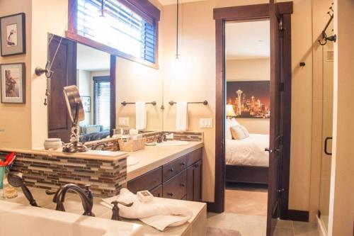 un bagno con due lavandini e una camera con un letto di Suncadia 3 Bdrm Pet Friendly Home a Cle Elum