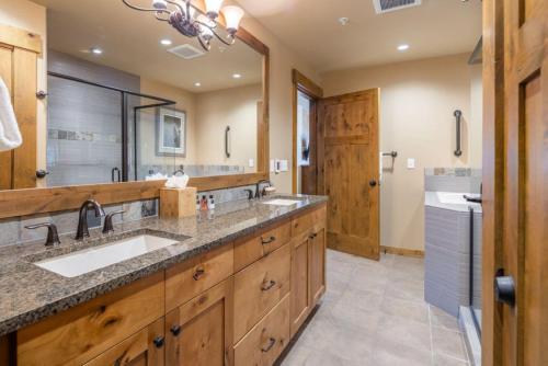 a bathroom with a sink and a large mirror at Suncadia Trailhead 1 Pet Friendly Condo 205 in Cle Elum