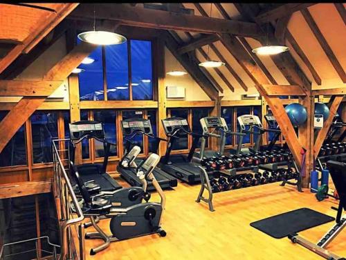 een fitnessruimte met een stel loopbanden en machines bij Large 2 Bedroom cabin Stunning Views on an 18 Hole golf course in Tydd Saint Giles