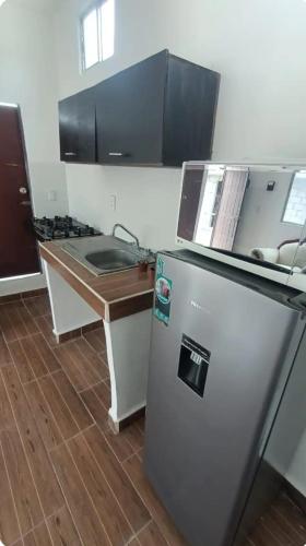 eine Küche mit einem Kühlschrank und einer Arbeitsplatte in der Unterkunft Descansa sin Ruidos Departamento Limón in Tuxtla Gutiérrez