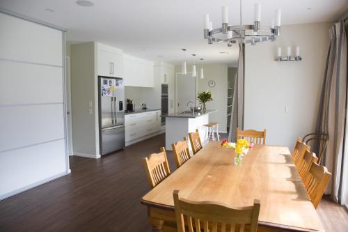 a dining room and kitchen with a wooden table and chairs at Grosvenor House B&B in Cambridge