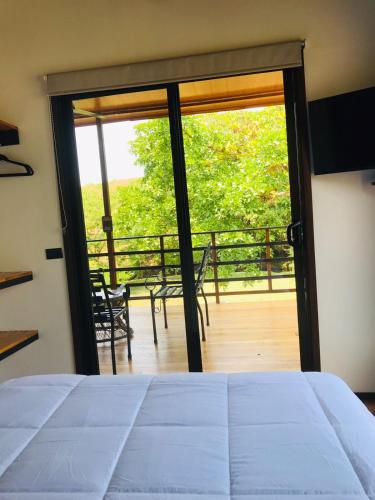 um quarto com uma cama e vista para uma varanda em Ceibo Lodge 
