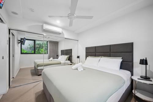 Habitación de hotel con 2 camas y ventana en Boutique 1 Bedroom Apartment, Central location en Brisbane