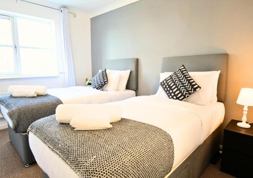 Ένα ή περισσότερα κρεβάτια σε δωμάτιο στο Central Peaceful Home with Parking, Wi-Fi and Garden