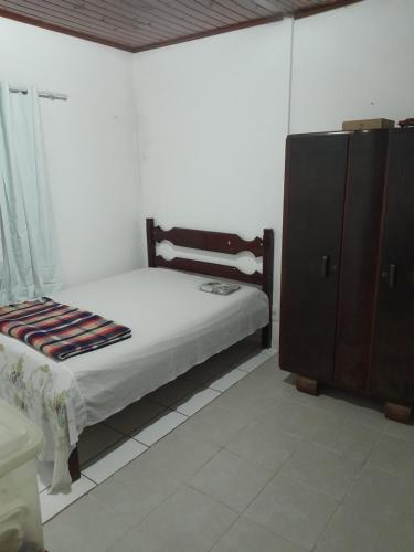 sypialnia z łóżkiem i komodą w obiekcie Casa da paz w mieście Miguel Pereira