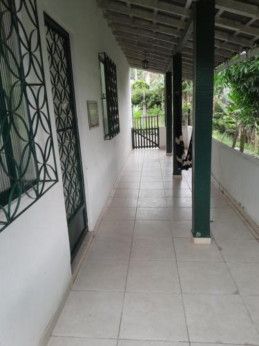 korytarz domu z kotem siedzącym na podłodze w obiekcie Casa da paz w mieście Miguel Pereira