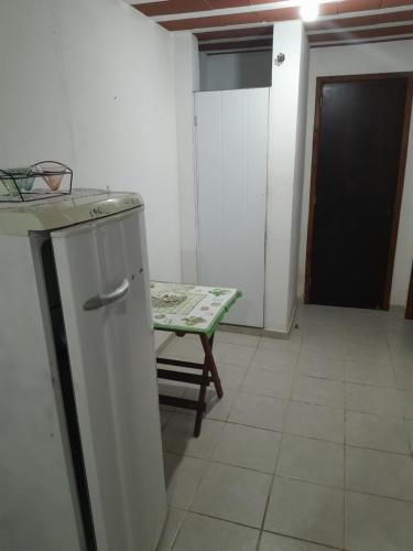 una cucina con un piccolo frigorifero e un tavolo di Casa da paz a Miguel Pereira
