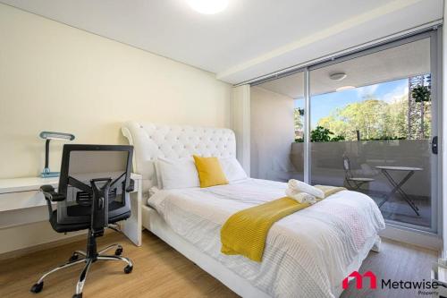 - une chambre avec un lit, une chaise et une fenêtre dans l'établissement MetaWise Burwood Westfield Cozy 2Bed Free Parking VT108, à Sydney