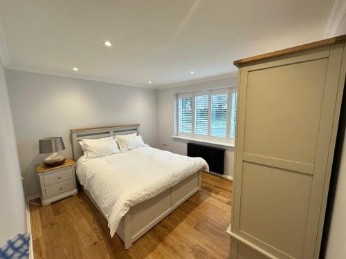 - une chambre avec un lit et une fenêtre dans l'établissement Lovely Relaxing One Bedroom Flat, à Royal Tunbridge Wells
