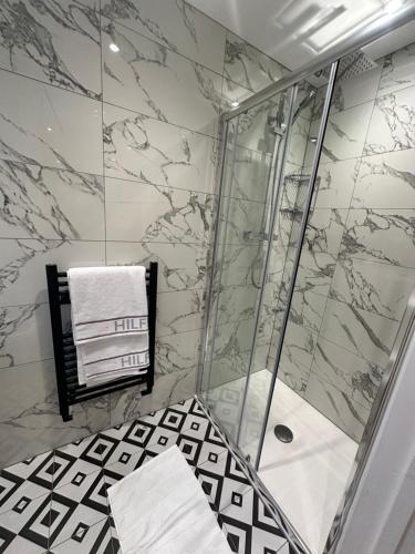 La salle de bains est pourvue d'une douche et d'un lavabo. dans l'établissement Lovely Relaxing One Bedroom Flat, à Royal Tunbridge Wells
