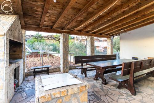 patio z drewnianym stołem i fortepianem w obiekcie Apartment Vinisce 1165b w mieście Vinišće