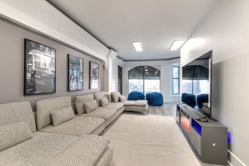 uma sala de estar com um sofá e uma televisão de ecrã plano em Montreal's most incredible apart em Montreal