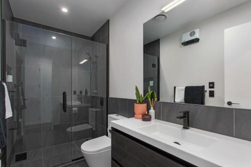 Phòng tắm tại Simply The Best CBD 3 Mins Plus Garage