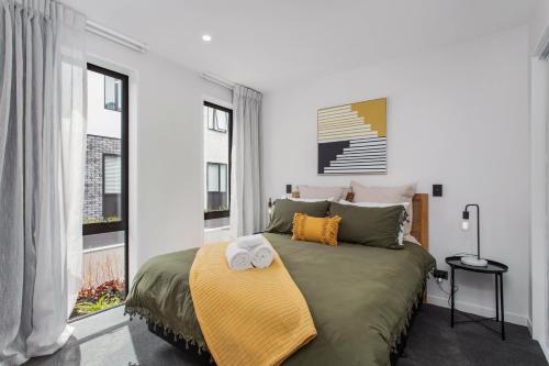 Giường trong phòng chung tại Simply The Best CBD 3 Mins Plus Garage