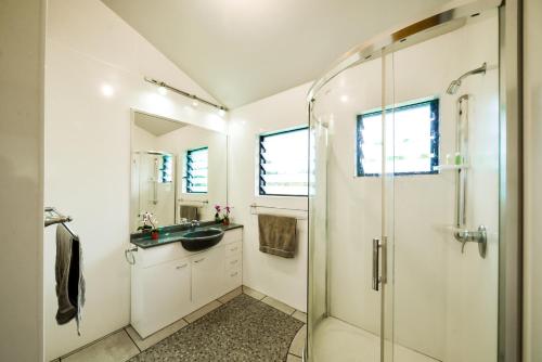 ein Bad mit einer Dusche und einem Waschbecken in der Unterkunft Are Kapakapa in Arutanga