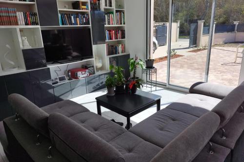 Photo de la galerie de l'établissement Bright house with pool and terrace, à LʼIsle-sur-la-Sorgue