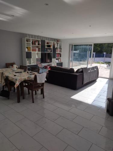 Photo de la galerie de l'établissement Bright house with pool and terrace, à LʼIsle-sur-la-Sorgue