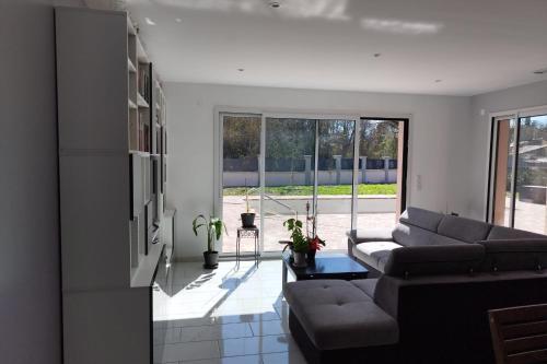 Photo de la galerie de l'établissement Bright house with pool and terrace, à LʼIsle-sur-la-Sorgue