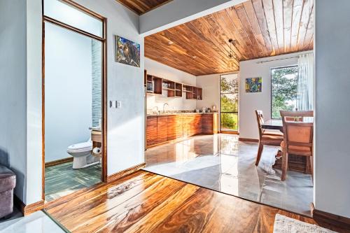 蒙特韋爾德哥斯達黎加的住宿－Cougar Monteverde，一间带木制天花板和用餐室的厨房