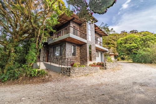 an image of a house with a driveway at Cougar Monteverde in Monteverde Costa Rica