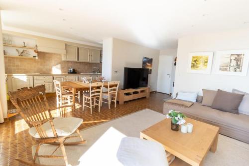 un salon avec un canapé et une table dans l'établissement Appartement spacieux avec vue panoramique, à Cassis