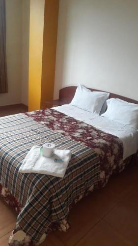 Una habitación de hotel con una cama con toallas. en Cuarto Duplex, en Huancayo