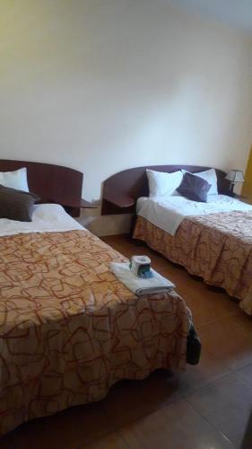 萬卡約的住宿－Cuarto Duplex，两张睡床彼此相邻,位于一个房间里