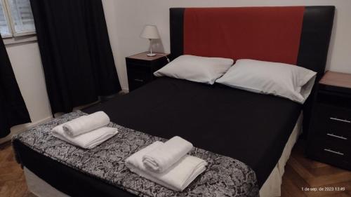 布宜諾斯艾利斯的住宿－departamento tucuman 672，床上有两条白色毛巾