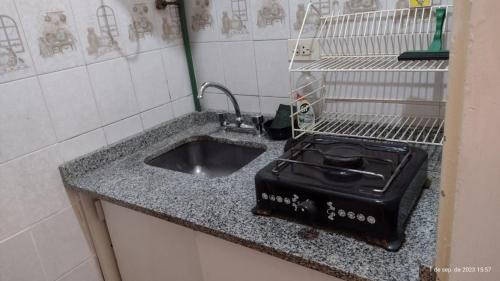 布宜諾斯艾利斯的住宿－departamento tucuman 672，厨房柜台配有水槽和烤面包机