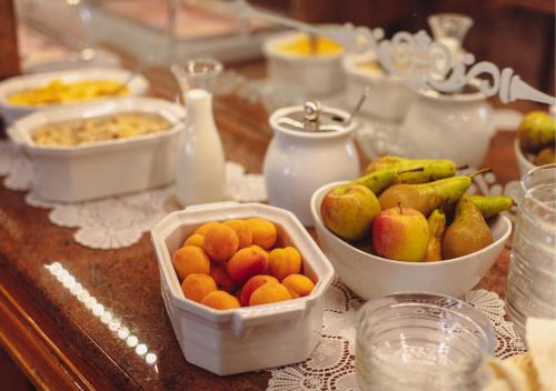 einen Tisch mit Obstschalen auf einem Tisch in der Unterkunft Hotel Grande in Celje