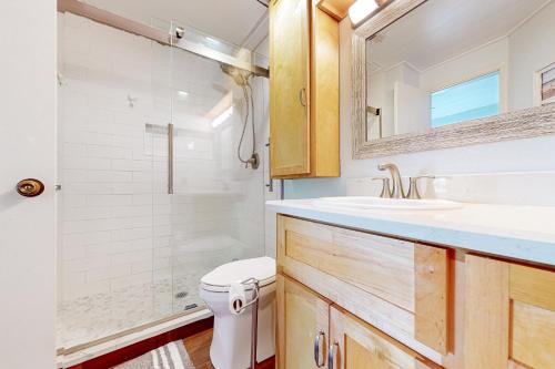 y baño con aseo, lavabo y ducha. en Starfish, en Padre Island