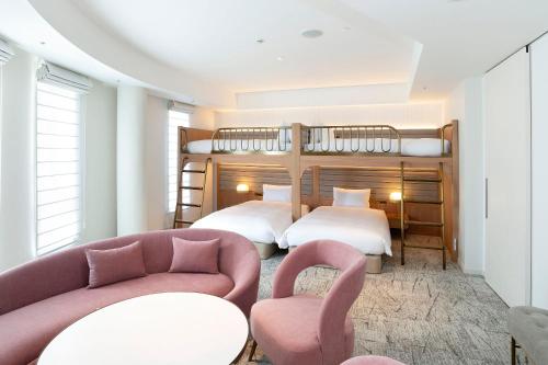 Katil dua tingkat atau katil-katil dua tingkat dalam bilik di Hotel Comento Yokohama Kannai
