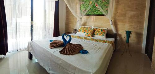 um quarto com uma cama grande e toalhas em D' Jana em Amed