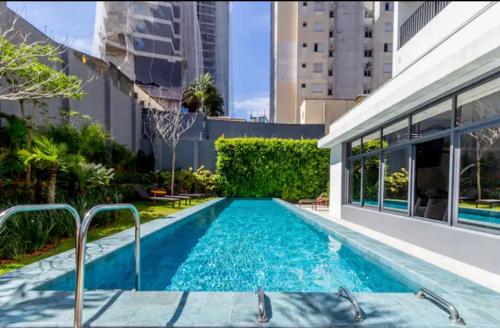 uma piscina no meio de um edifício em Apartamento em São Paulo novo em São Paulo
