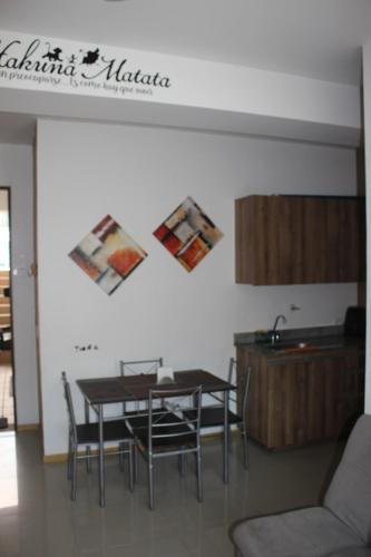 a kitchen and dining room with a table and chairs at Hakuna Matata in San Jerónimo