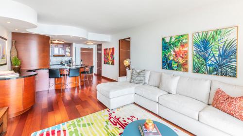 un soggiorno con divano bianco e una cucina di Private Condo in Hotel Arya Full Water Views includes parking a Miami